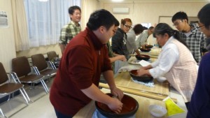 小田に住む川嶋さんのご指導で新蕎麦を打つ学生