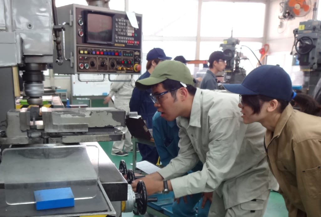 【話題】工作実習と機械加工の自由使用 | 工学部 機械工学科 | 大阪産業大学