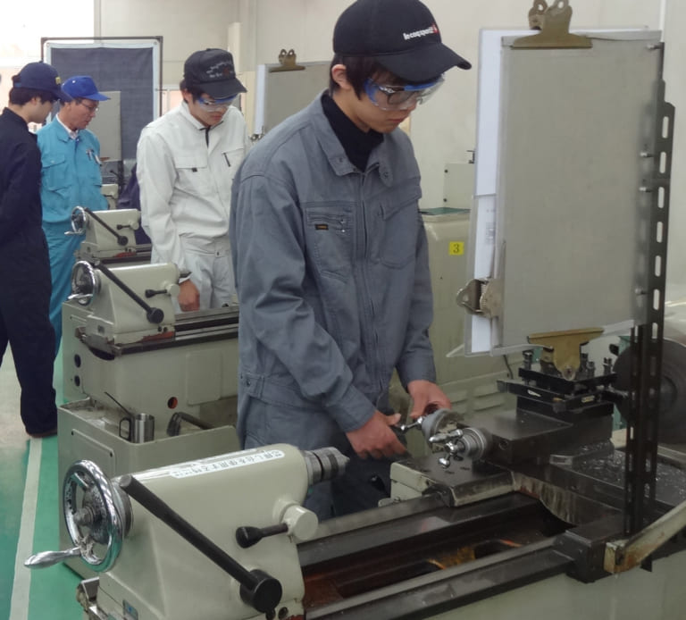 【話題】工作実習と機械加工の自由使用 | 工学部 機械工学科 | 大阪産業大学