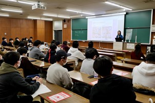 Students listening intently to Professor Orita&#39;s talk