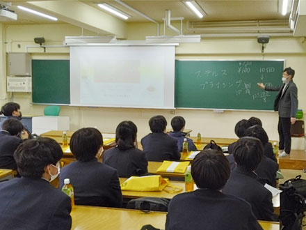 西宮甲山高校の1年生が学内見学