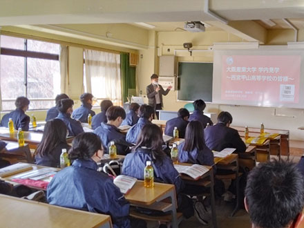 西宮甲山高校の1年生が学内見学