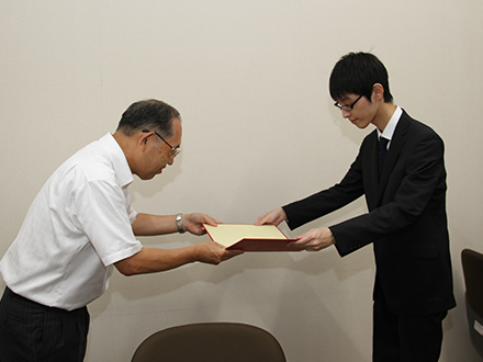 小野奨学会成績優秀者表彰臼井太社さん