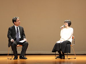 国際学部藤永教授と最相葉月さんトークセッション